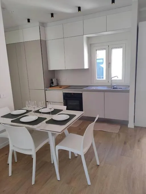 The Running Lake Holiday Apartment - Villa Olmo Como